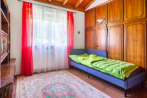 Luminosa casa unifamiliare con vista aperta sul verde 5