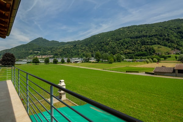 Luminosa casa unifamiliare con vista aperta sul verde 8