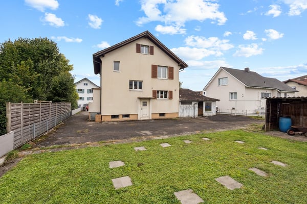 Einfamilienhaus mit Einliegerbereich und viel Platz für  Wohnen und... 2