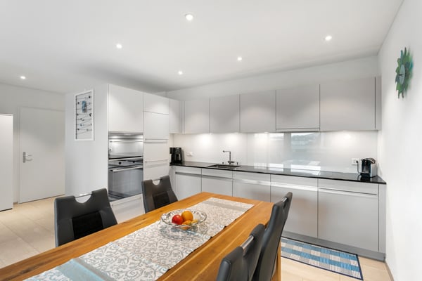 Komfort und Licht: Neuwertige Wohnung an Toplage 2