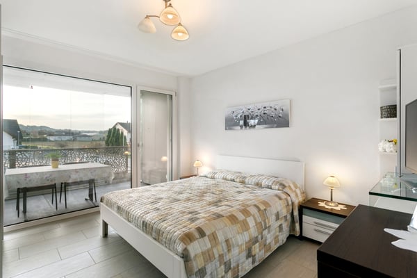 Komfort und Licht: Neuwertige Wohnung an Toplage 3