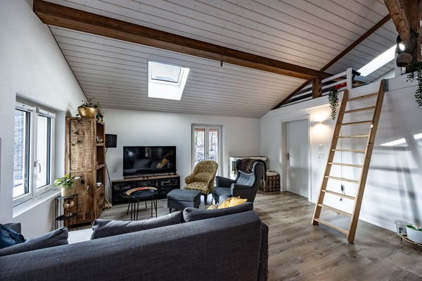 Modernisiertes Zweiparteienhaus mit viel Umschwung 6