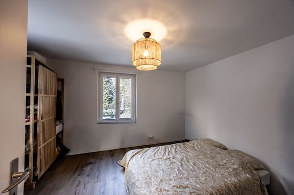 Modernisiertes Zweiparteienhaus mit viel Umschwung 4