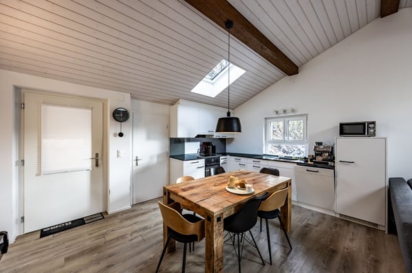 Modernisiertes Zweiparteienhaus mit viel Umschwung 7