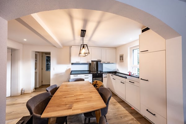 Modernisiertes Zweiparteienhaus mit viel Umschwung 3