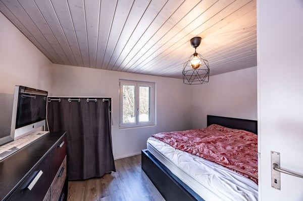 Modernisiertes Zweiparteienhaus mit viel Umschwung 9