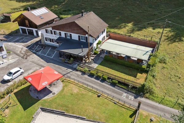 Grande propriété, habitation et restaurant. Changement d'affectatio...