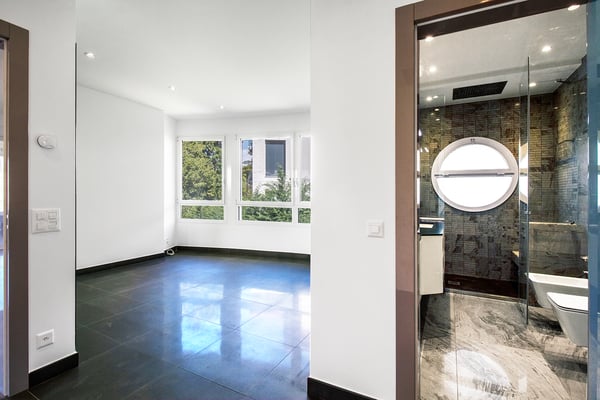 Esclusiva villa bifamiliare perfettamente inserita nel tessuto urbano. 3