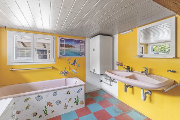 Tätschdachhaus mit Schopf und weitläufigem Grundstück 8