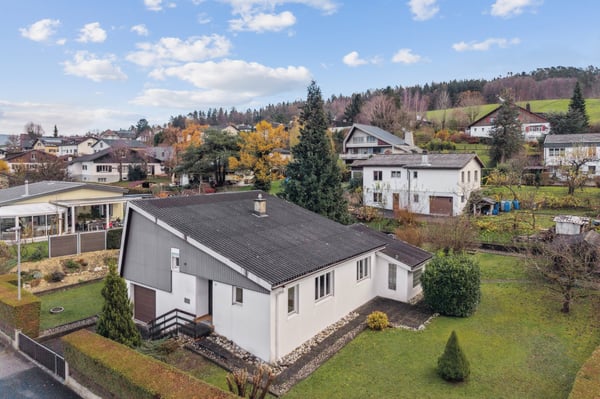 Maison individuelle avec grand potentiel à Rossemaison 1
