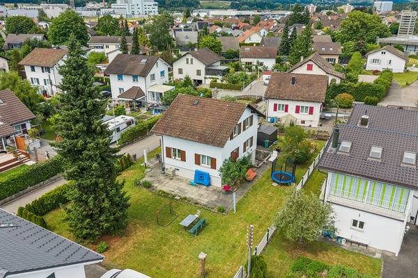 Charmantes Zuhause mit grossem Garten und vielseitigem Grundriss 1
