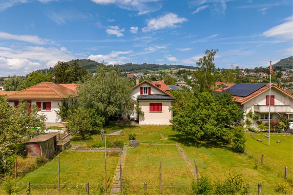 Charmantes Einfamilienhaus mit viel Potenzial und grossem Garten 1