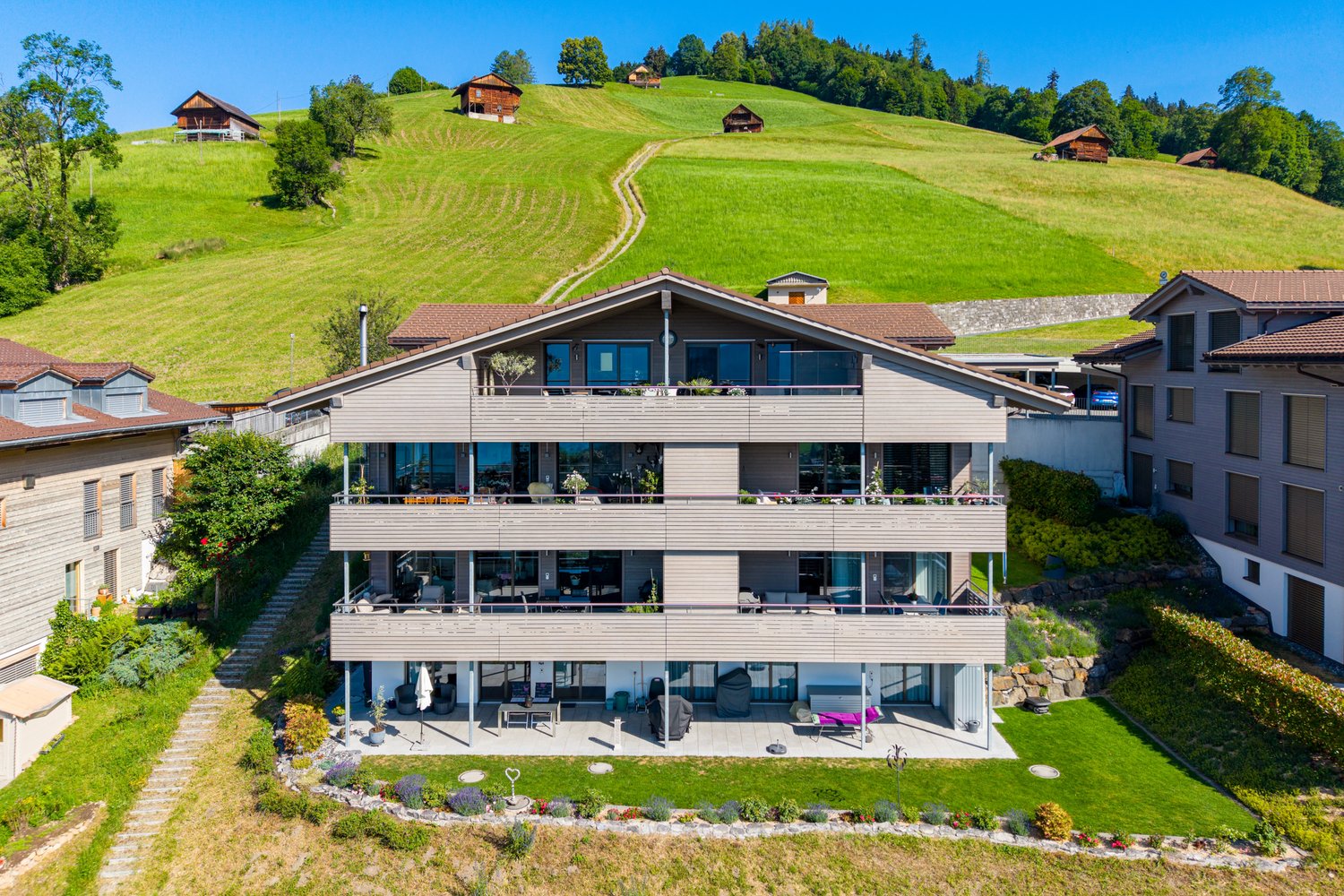 Immobilie in Tschingel Ob Gunten - 7.5 Zimmerwohnung mit See & Alpenblick - Bild 1