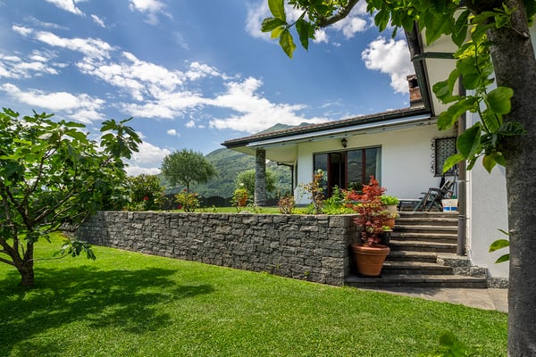 Ampia casa unifamiliare con splendido giardino in zona residenziale... 1