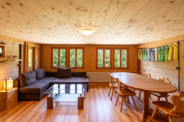 Mehrfamilien-Chalet mit 3 Wohnungen und idyllischer Bergsicht 2
