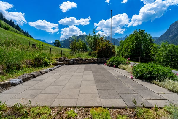 Mehrfamilien-Chalet mit 3 Wohnungen und idyllischer Bergsicht 8