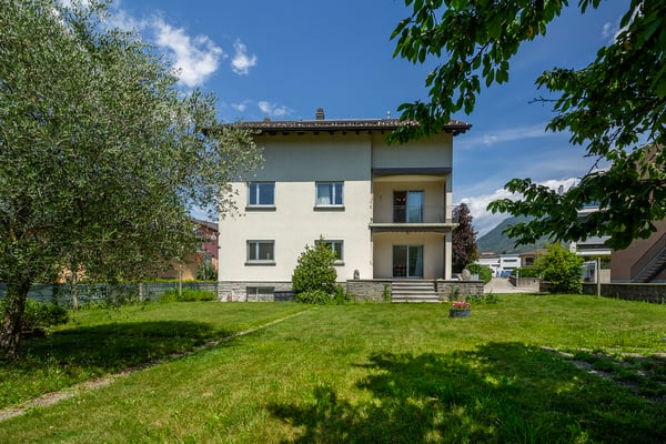 Generosa proprietà bifamiliare con ampio giardino in posizione stra... 1