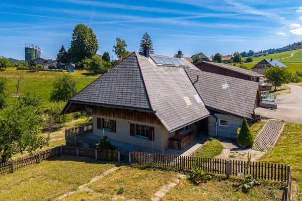 Zweifamilienhaus mit viel Umschwung am idyllischen Bach in Sumiswald 1