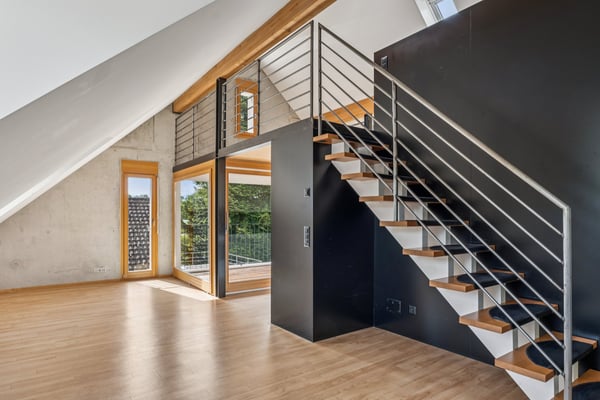 Modernes Dachgeschossloft mit Galerie und Loggia