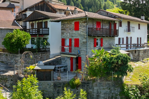 Casa unifamiliare con splendida vista su lago e montagne 1
