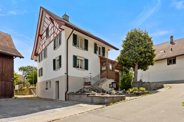 Charaktervolles Riegelhaus mit Scheune und grossem Garten 1