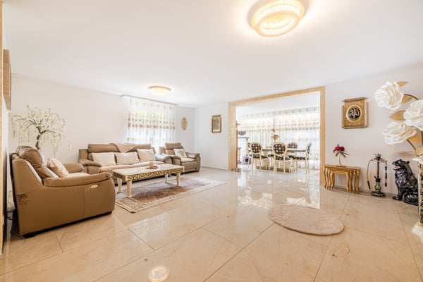 Elegante, moderne Wohnung mit grosszügiger Terrasse und viel Platz 1