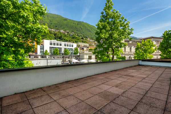 Elegante spazio abitativo o professionale con ampia terrazza in pos... 1
