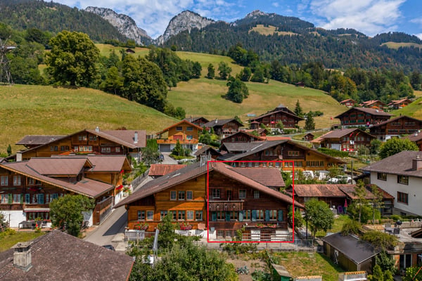 Rustikale Simmentaler Chalet-Doppelhaushälfte 1
