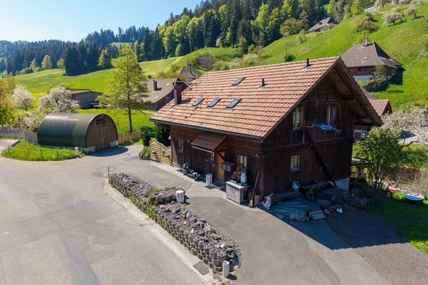 Attraktives Zweifamilienhaus an naturnaher Lage 1