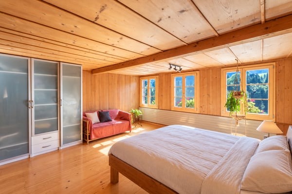 Simmentaler Bauernhaus mit zwei Wohnungen und freier Bergsicht 5