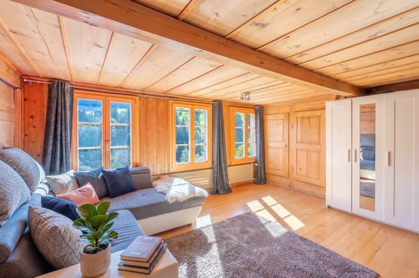 Simmentaler Bauernhaus mit zwei Wohnungen und freier Bergsicht 6