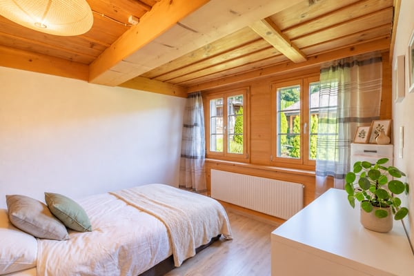 Simmentaler Bauernhaus mit zwei Wohnungen und freier Bergsicht 9