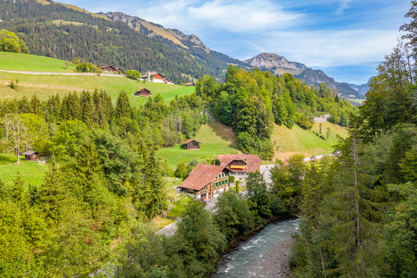 Mehrfamilienhaus mit drei Wohnungen und Doppelgarage 2