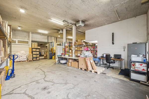 Attraktive Gewerbeliegenschaft mit Büros und Lager 8