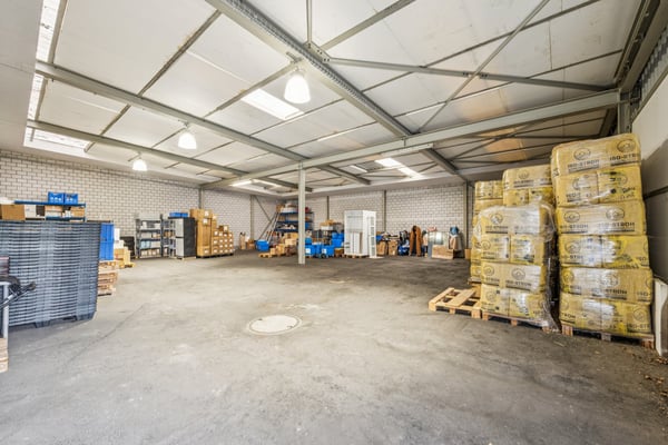 Attraktive Gewerbeliegenschaft mit Büros und Lager 7