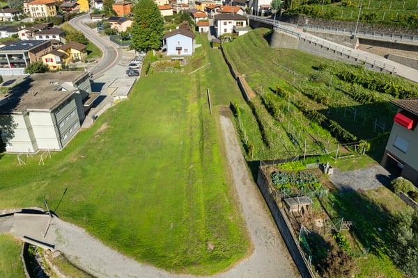 Ampio terreno edificabile in zona soleggiata e rialzata 7