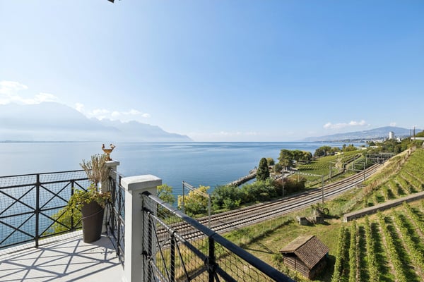 Appartement de charme au dernier étage, en première ligne face au lac 2