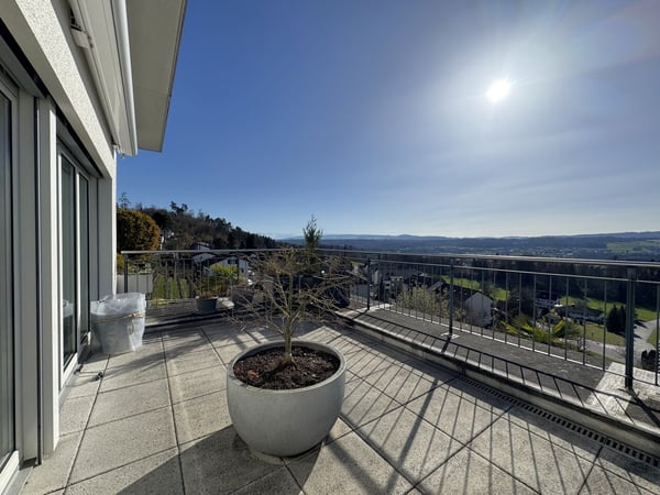 Terrassenwohnung mit beeindruckender Panoramasicht inklusive zwei Parkplätze 1