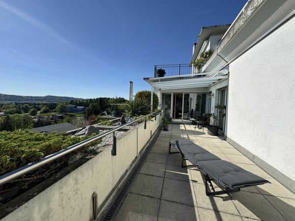 Terrassenwohnung mit beeindruckender Panoramasicht inklusive zwei Parkplätze
