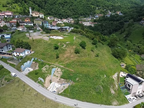 Terreno edificabile con licenza per 4 case unifamiliari ad Arogno 1