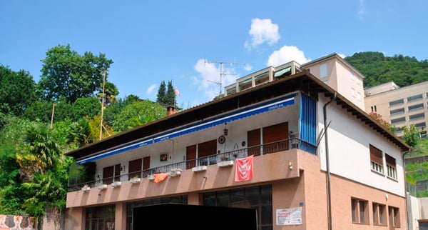 Casa con annesso un locale commerciale e un terreno complementare a Ponte Tresa 1