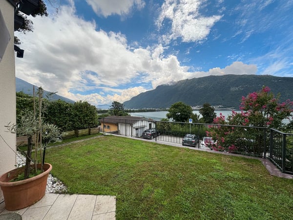 Casa gemella vista lago con giardino a Bissone 9
