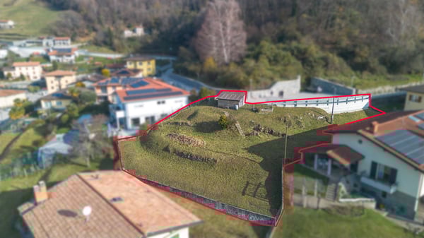 Terreno edificabile a Caneggio con vista aperta sulla valle 1