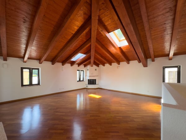 Casa ristrutturata con due appartamenti e vista lago 1