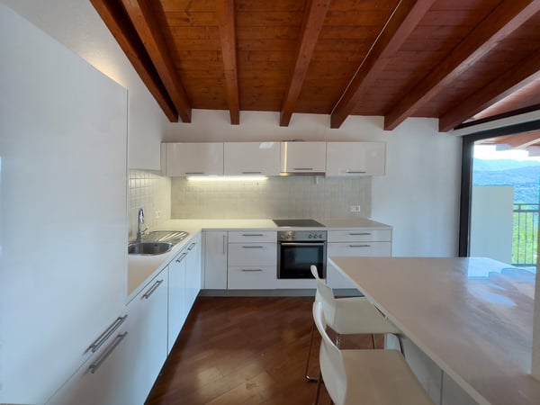 Casa ristrutturata con due appartamenti e vista lago 2