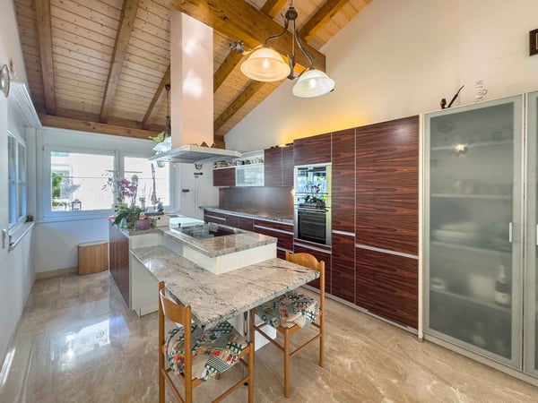Casa unifamiliare con giardino e piscina a Bioggio 2
