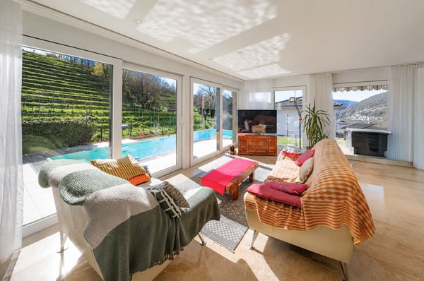Casa unifamiliare con giardino e piscina a Bioggio 1