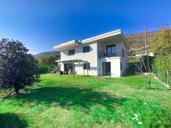 Grande casa con giardino e vista aperta 5