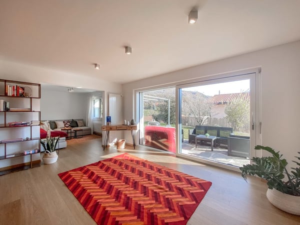 Grande casa con giardino e vista aperta 2