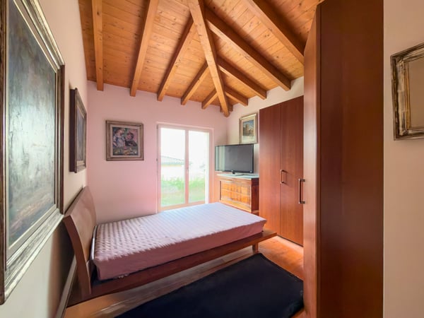 Casa con giardino a Cadro 6